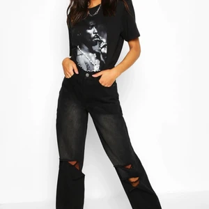 Boohoo jeans  - Svart jeans från boohoo med hål💓
