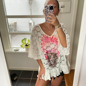 Sommar blus  - Säljer denna unika blus köpt i Frankrike. Den är i spets med ett jättecoolt tryck. Kan både posta och mötas upp❤️