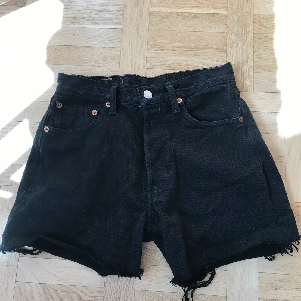 Levis 501 shorts  Strl: 28  Små i storleken skulle säga att det mer är en 26 Mått i midja ca 68  Pris: 120 + frakt 66. Shorts.