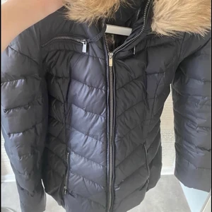 Vinterjacka  - Vinterjacka köpt för 2 år sedan men endast använd lite mindre än en säsong. Bra skicka och äkta päls som är avtagbar. Storlek 38 men passar 36-40. Kan skickas men köparen står för frakten. Säljer den för 600kr då jag bara vill bli av med den så snabbt så möjligt men nypriset ligger på 4000kr.
