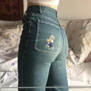 ascoola jeans som jag köpt på secondhand. Dom har ett märke på högra bakfickan och passformen är ganska tight vid rumpa och midja men med ett straight leg. sitter helt perfekt och har så fin färg, de är lite korta på mig som är 176. Passar någon som är runt 165 skulle jag säga. Det står ingen storlek i dom utan bara att det passar någon som är 165cm. (Buda i kommentarerna)