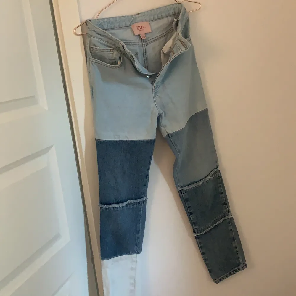 Storlek xs sitter jätte bra på mig som har storlek 34 i jeans, på andra bilden å tredje ser man baksidan av jeansen , dom är gjorde utan en ficka. Jeans & Byxor.