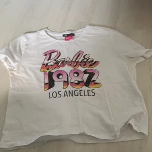 Barbie crop top från Zara - Säljer denna Barbie crop top i storlek M, Men passar även S. Säljer för att den är för liten. Har använts 2 gånger. Säljer för 200kr ink frakt.