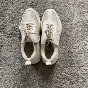 Skor - Vita skor i storlek 38 från Duffy. 