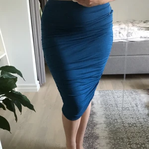 Klänning - Kjolen är knappt använd och är i ett bra skick! En marin blå/ turkos färg som formas fint på kroppen. 