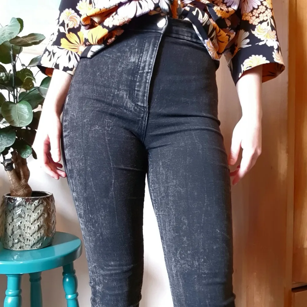 Riktigt bekväma högmidjade stretchjeans i svartspräckligt tyg. Något unikt med de här är att de saknar fickor vilket framhäver ens naturliga former.. Jeans & Byxor.