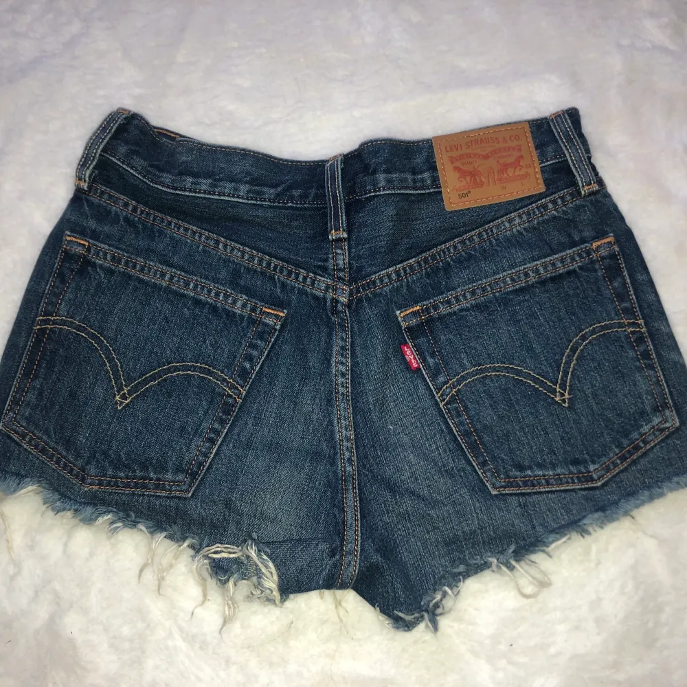 Shorts från Levis modell 501, highwasted. Använda några få gånger. Storlek 25, säljer för att de är för små.. Shorts.