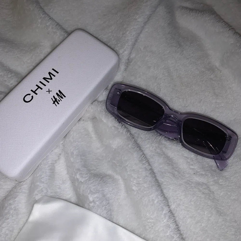 Så fina lila solbrillor från chimi x hm. köpta för 400 kr och använda 1 gång då dom satt lite tajt och dom är slutsålda på hemsidan. Så säljer dom för 300 plus frakt 66 kr✨. Accessoarer.