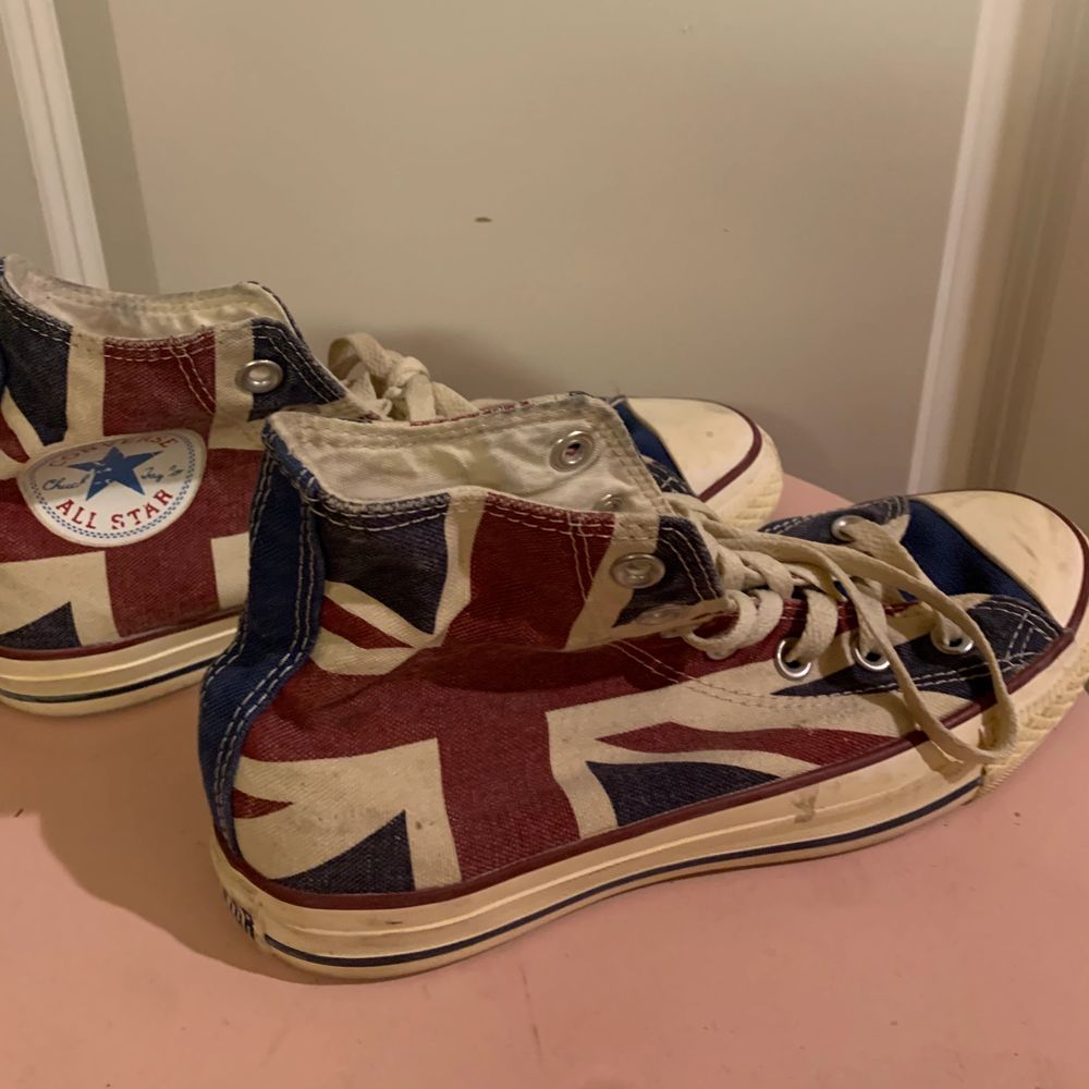 Säljer dessa Converse i storlek 38 med ett coolt mönster på. Skorna är använda men efter en tvätt så ser dom nästan ut som nya. Kan tvättas innan postningen eller så får köparen tvätta skorna. Dom är väl använda men är inte trasiga någonstans alls.. Skor.