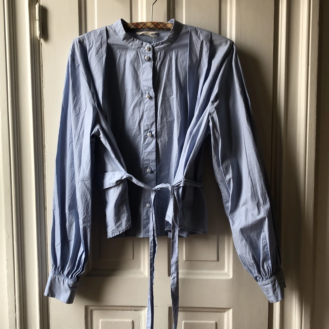 Ljusblå blus med ballongärmar - 90