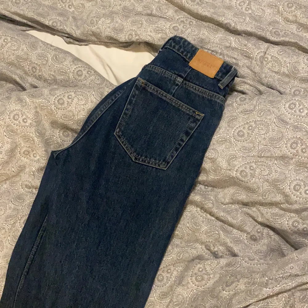 Säljer mina mörkblåa jeans eftersom dom inte kommer till användning, dom säljs inte längre i denhär färgen så svåra att få tag, (helt oanvända) och dom passar mig som är 1,69/70. Jeans & Byxor.