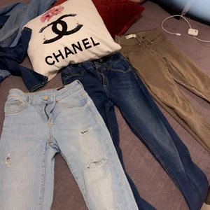 Jeans  - 50st alla för 120. Endast de ljus blåa kvar de andra är sålda