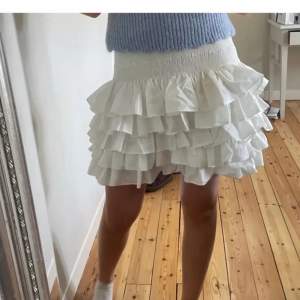 söker denna kjol! Dm om du har en du vill sälja !💕