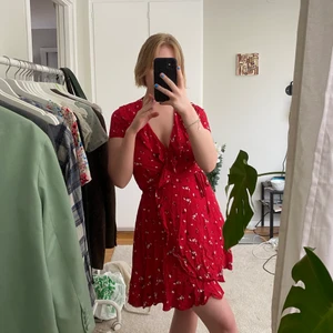 Omlottklänning - Söt klänning som tyvärr blivit för liten.