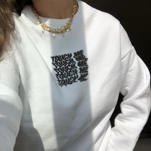 Sweatshirt - Vit sweatshirt från Zalando som aldrig kommit till användning, storlek xs-m beroende på hur man vill att den ska sitta 💗💗 120+63kr frakt 