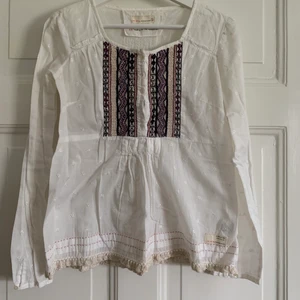 Blus - Super fin blus ifrån Odd Molly är i storlek 2 men passar 36/S. Har små detaljer vid armatur och nertill, även ett broderat tryck mitt på blusen. Är lite mönstrad i materialet. Säljer för att kommer ej till användning tyvärr men är så fin att ha på sommaren på stranden tex. Är även lite baggy i modellen.