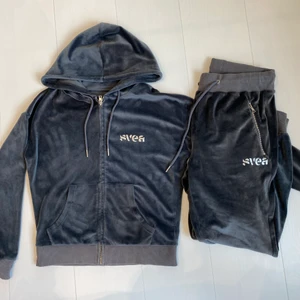 Svea - Svea sammetskit, använt ett fåtal gånger. Jätte fint och skönt💘Hoddie stl XS men som en S. Byxor stl S. PRIS KAN DISKUTERAS‼️‼️‼️‼️‼️