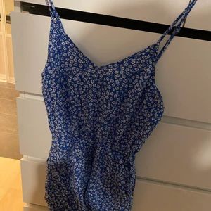 Jumpsuit - Jättefin jumpsuit i storlek 36 som tyvärr är för liten för mig. Använd fåtal gången. Superfin inför sommaren!!🦋