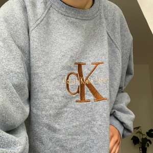 Calvin Klein sweater  - En vintage Calvin Klein tröja. Köpt i second hand. I bra skick! Köparen står för frakt. Står XL men passar mig som när på M