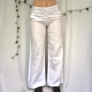 Lågmidjade vida linnebyxor - Såååå fina, tyvärr lite tajta runt min rump och blir därför väldigt genomskinliga på mig. Jag är 166, S-M i ben, rumpa. Nytt skick och går att sy ner längre. Innerbenslängd: 77-80 midja: 81,5