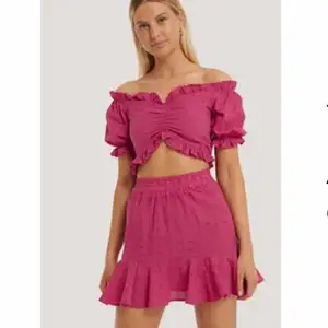 Rosa broderat set från trendyol köpt på nakd med kjol och kort topp. Toppen är oanvänd och har lappen kvar, kjolen är använd någon gång💕 frakt tillkommer