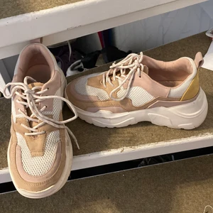 Skor - Säljer dessa skor som knappt är använd. Köparen står för frakten 