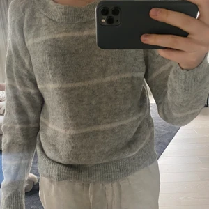 Stickad tjocktröja - Säljer nu en super fin stickad tjocktröja! Bra skick!