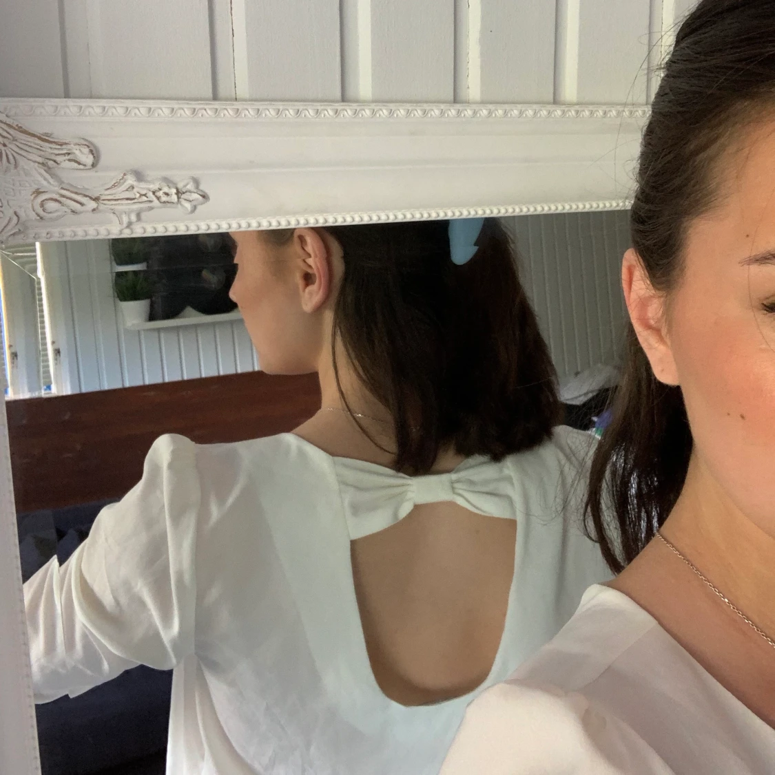 Super gullig topp med detalj i ryggen  - 90