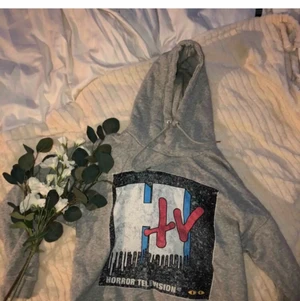 Trendig hoodie  - MTV horror hoodie, skit snygg och jätte bekväm 