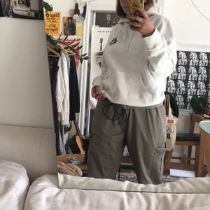 Magenta hoodie - Vit hoodie med stort tryck på ryggen. Man ser att den är använd, det finns några fläckar men ändå väldigt fräsch och i bra skick! Buda i kommentarerna;)