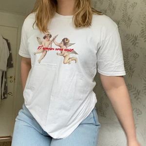 Urban Outfitters T-Shirt - Superfin t-shirt från Urban Outfitters med ängeltryck, har en bra kvalitet och sitter snyggt på!! 😇😇