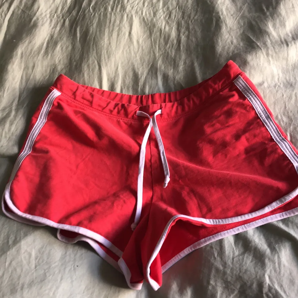 Säljer nu dessa mycket använda mjukis sport shortsen ifrån Twilfit. Mycket använd så den är sliten i tyget. Ändå riktigt hållbar ocj kvalitativ!. Pastellröd färg och vita snören man kan knyta om man vill, det är därför den passar både S och M! . Shorts.