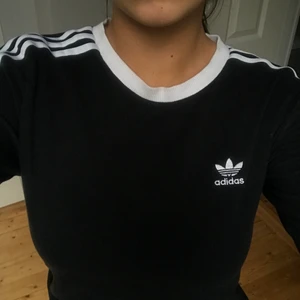 Svart adidaströja  - Superbekväm tröja, perfekt att mysa i och ha till olika tillfällen. Skriv för vidare bilder eller info💕
