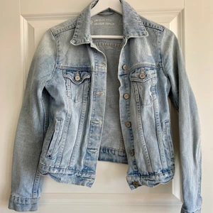 Fin Jeansjacka säljes! - Jeansjacka i fint skick. Säljes för 100kr. 