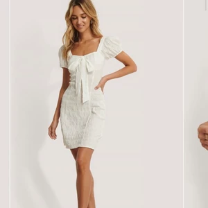 Vit klänning - En så snygg klänning från NA-KD som jag köpte förra sommaren, aldrig använd och därmed finns prislappen kvar! Perfekt nu till studenten, skolavslutningen eller när man vill ha på sig något fräscht under sommaren🤎🤎 nypriset är 500kr och säljer därför ganska billigt med tanke på att den är i helt nyskick