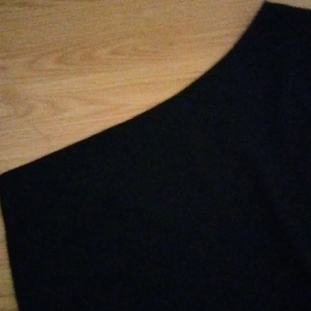 En svart enarmad tröja ifrån shein! Säljer som originalpriset pga att den inte använts🖤. T-shirts.