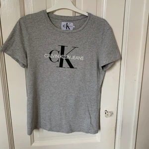 Calvin Klein t-shirt  - T-shirt från calvin Klein i storlek S. Bra skick.