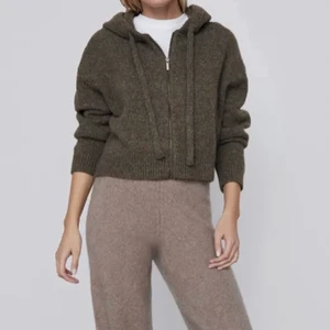 Stickad kofta  - Stickad kofta från Zara, använd några gånger men är i nyskick☺️☺️