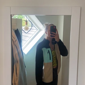 Teddy zip hoodie/flis - Så skön både i skidbacken men också en sommarkväll, håller värmen bra och är dessutom snygg med alla sina färger 