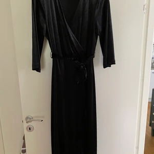 Sammetsklänning Lindex stl. M - Svart sammetsklänning Lindex stl. M, stor i storleken. Använd 3 gg. 