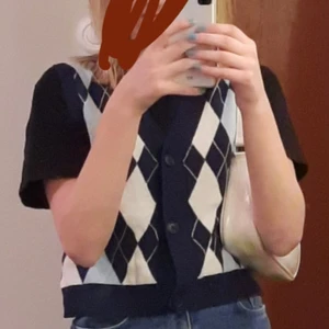 Rutig vest - Skitsnygg blå sweater west med knappar. Köpptes på monki i slutet av februari för 200 kr. Var inte riktigt min stil. Säljer för 100 kr köparen betalar frakt 48 kr. Den är xs men passar s med. Skriv ifall ni har några frågor