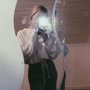 Sweatshirt med knytning i midjan - Superfin sweatshirt med knytning i midjan från Bikbok! Säljes då jag har 2 likadana🤍