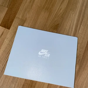 NIKE AIR FORCE 1 HELT NYA - Jag säljer dessa Nike air force 1 skor i vitt pga jag fick dessa och är nu för stoors. Dessa har jag aldrig använt som man kan se, endast provat. 