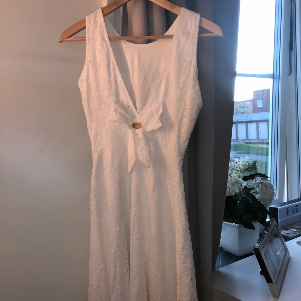 Säljer en jätte fin vitt klänning som passar så fint till student. Använd endast 2 gånger i några timmar och är tvättad och helt ny. Säljer pågrund av att jag inte använder den längre. Skriv gärna vid intresse av fler bilder. . Klänningar.