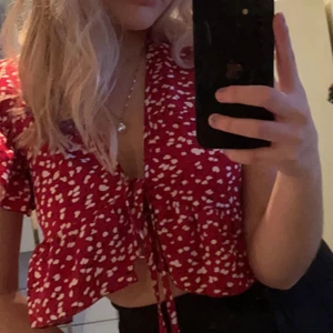 Topp - säljer den här blusen ifrån SHEIN. Använd ca 2 ggr så mycket bra skick. Kan frakta i kuvert med frimärken för 24 kr också. Passar S också!💓💓