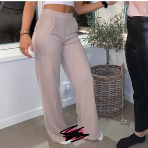 Byxor - Snygga kosytm byxor, köpta här på plick men va tyvär försmå. Från nelly:) Köparen står för frakten💕