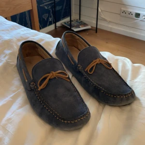 Båt skor strl 42 - säljer ett par båt skor från H&M. Inköpta för 599kr. Använda endast fåtal gånger. 