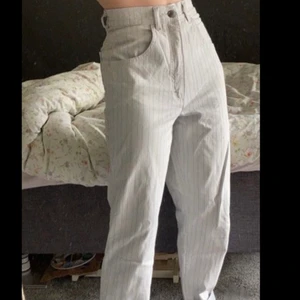 Vintagebyxor! - Hjälper min syster sälja kläder hon inte använder! Jättesnygga vintage byxor från märket Kennys. Står ingen storlek men cirka s-m. Mått kan fås! Köpare står för frakt på 66 kr🤍 Skriv privat för fler bilder!