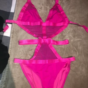 Rosa Baddräkt stl S/M - Väldigt fin och unik baddräkt i hotpink. Aldrig använd då den är för liten för mig, endast testad med underkläder på. Väldigt fin design men meshtyg och band. Pris kan diskuteras! Säljer av massa kläder nu pga flytt, så passa på medan chansen finns och kolla gärna in mina andra annonser med! 🌸