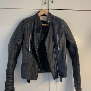 Skinnjacka - Skinnjacka från chiquell i strl 40, jag har strl M å den passar mig (nypris kring 1000kr)